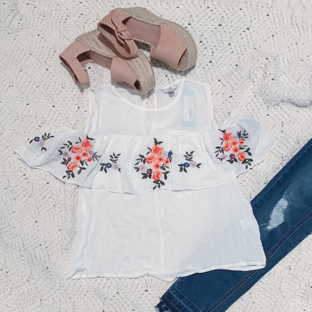 NWT White Embroidered Q&A top